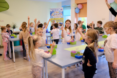 Warsztaty-z-kredek-i-pokaz-magiczny-11