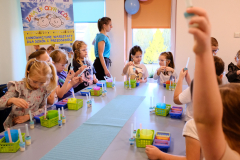 Warsztaty-z-kredek-i-pokaz-magiczny-27