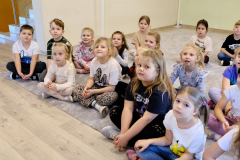 Warsztaty-z-kredek-i-pokaz-magiczny-65