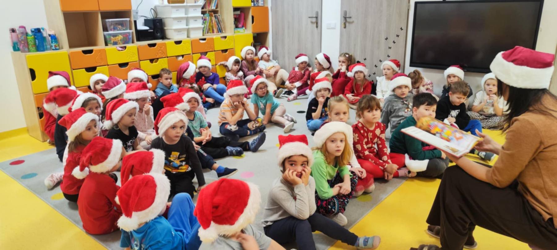 Biedroneczki i Pszczółeczki czytają świąteczne książeczki.