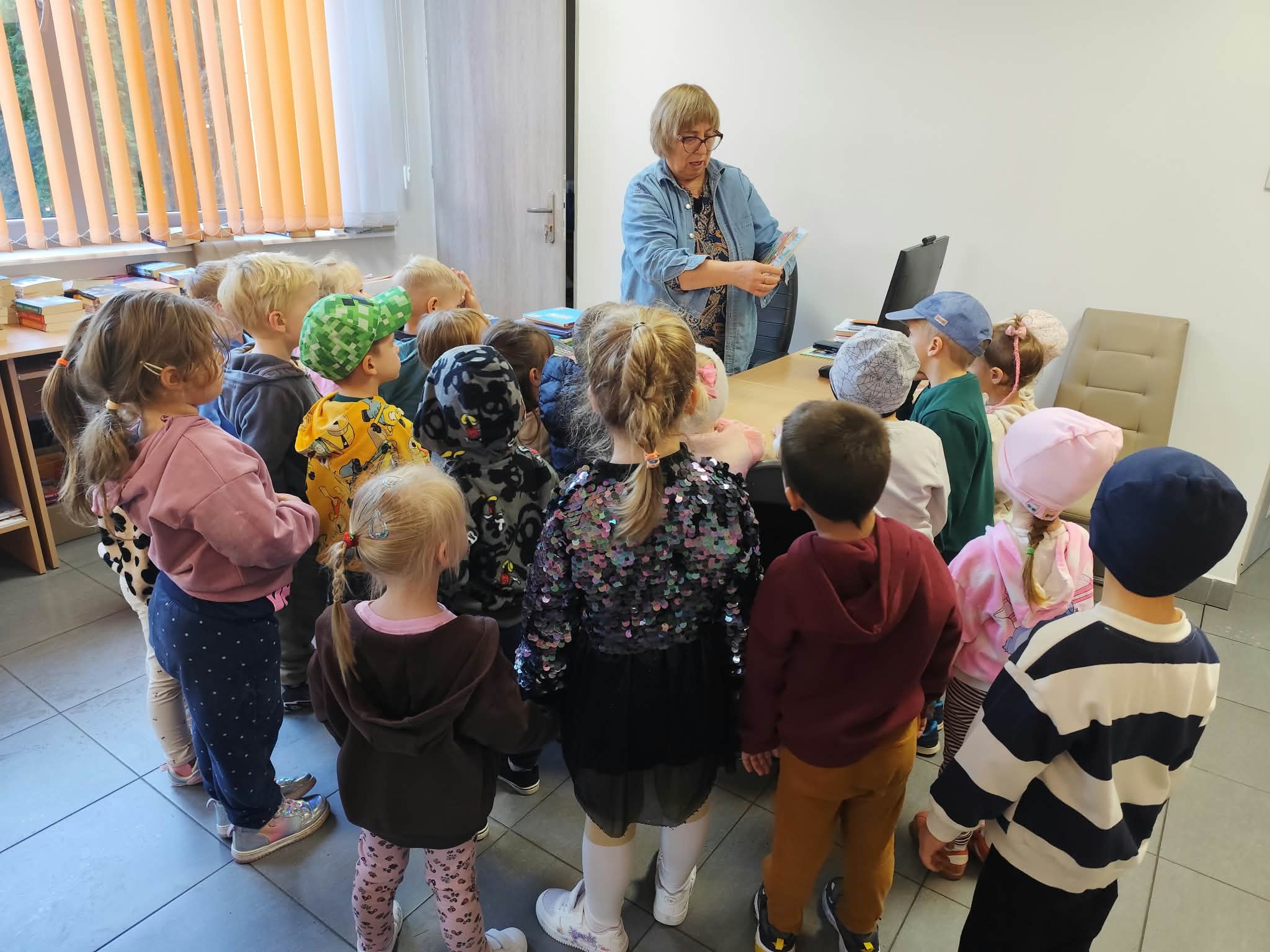 „Wiewiórki” odkrywają magię czytania w Bibliotece w Nowych Proboszczewicach